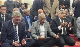 محافظ الدقهلية ووزير البترول يؤديان صلاة الجنازة على المهندس حسام صادق خليفة ويشيعان جثمانه بمسقط رأسه بدنديط - الخليج الان
