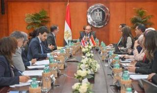 وزير الاستثمار يلتقي السفير البريطاني لتعزيز الشراكة الاقتصادية وتعميق التعاون الاستثماري والتجاري - الخليج الان