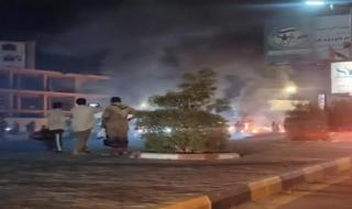 عاجل / ​غضب شعبي يغلق "جولة السفينة" احتجاجاً على أزمة الكهرباء وتعثر مخصصات الوقود