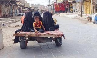 أزمة مواصلات تبقي عشرات المواطنين على قارعة الطرق