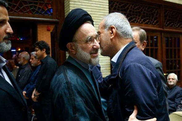 خاتمي: الشعب الإيراني "المنكوب" عليه التصويت لبزشكيان