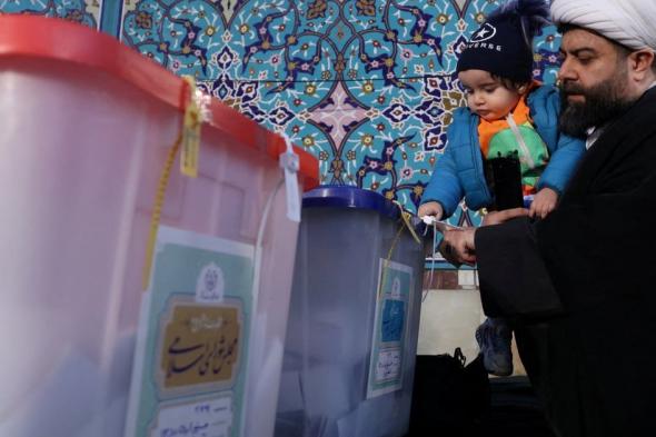 يصفونها بالمسرحية.. تزايد دعوات الناشطين لمقاطعة الانتخابات في إيران