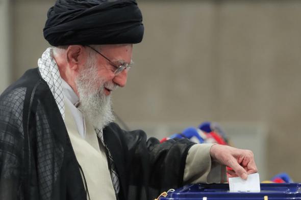 "خامنئي يصوّت".. صورة تتسبب بإغلاق قناة إيرانية