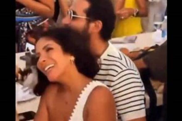 لقطات رومانسية تجمع أحمد حلمي ومنى زكي على أنغام عمرو دياب في الساحل الشمالي| صور - الخليج الان