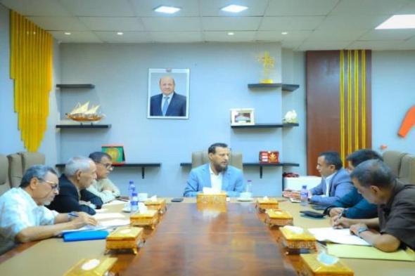 محافظ عدن يوجّه باتخاذ إجراءات صارمة ضد أي محاولات للاحتكار أو التلاعب بالأسعار